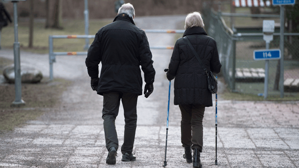 Pensionärer på promenad med gåstavar i Stockholm i januari 2018.
