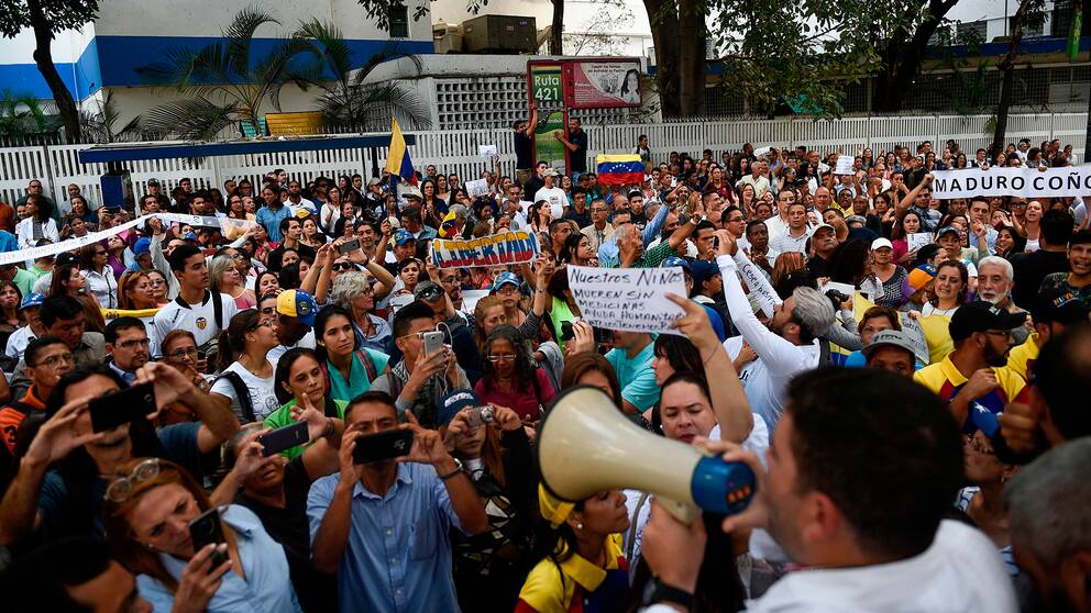 Oppositionella protesterar mot Venezuelas president Nicolas Maduro.
