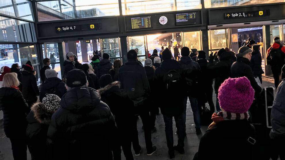 Resenärer som väntar på tåget i Uppsala
