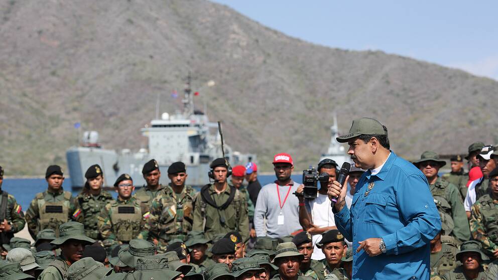 Venezuelas president Nicolás Maduro besöker militärbaser för att försäkra sig om militärens lojalitet.