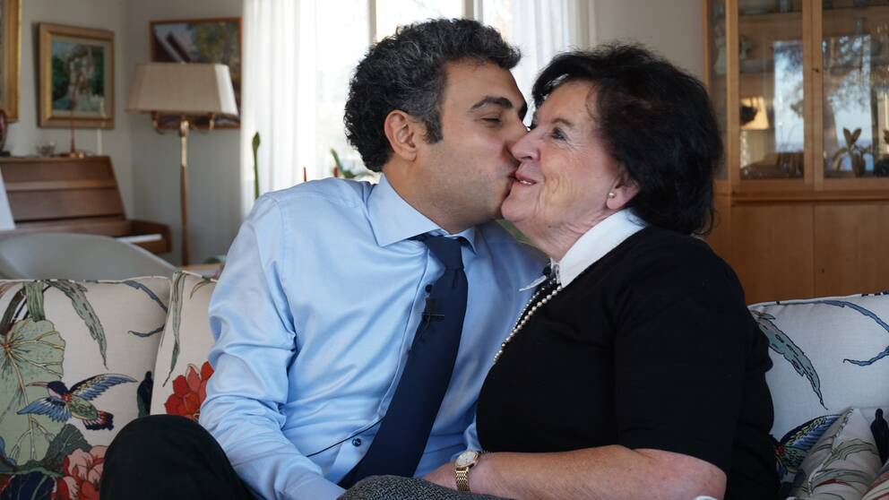 Ulla och Hamzeh pussas i soffan.