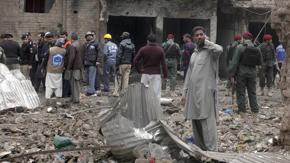 Polis och räddningsarbetare på plats efter ett bombdåd i Peshawar, Pakistan, i januari 2019.