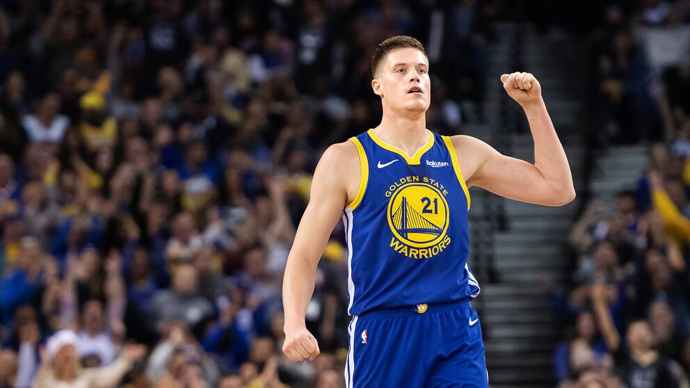 Jonas Jerebko knyter näven under en ligamatch. Arkivbild.