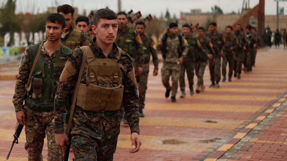 Soldater i syriska, kurdiskt ledda SDF-styrkan vid en begravning i nordöstra Syrien.