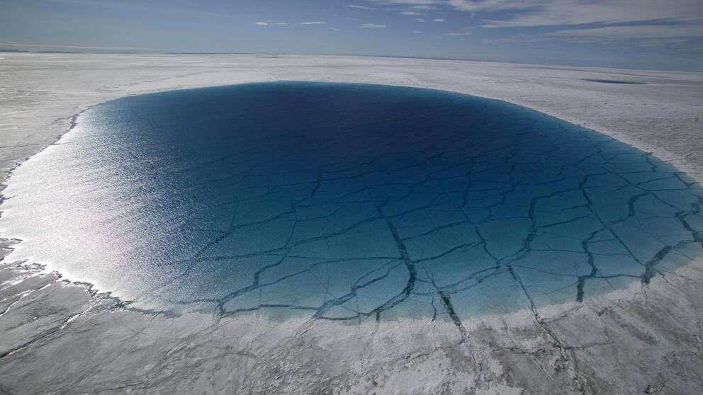 Klimatförändringar ses globalt som det största säkerhetshotet, enligt en ny undersökning. Bilden visar issmältning på Grönland.