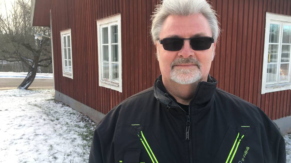 Mikael Wincent står utanför rasthuset i närheten av idrottsanläggningen Medley i Finspång