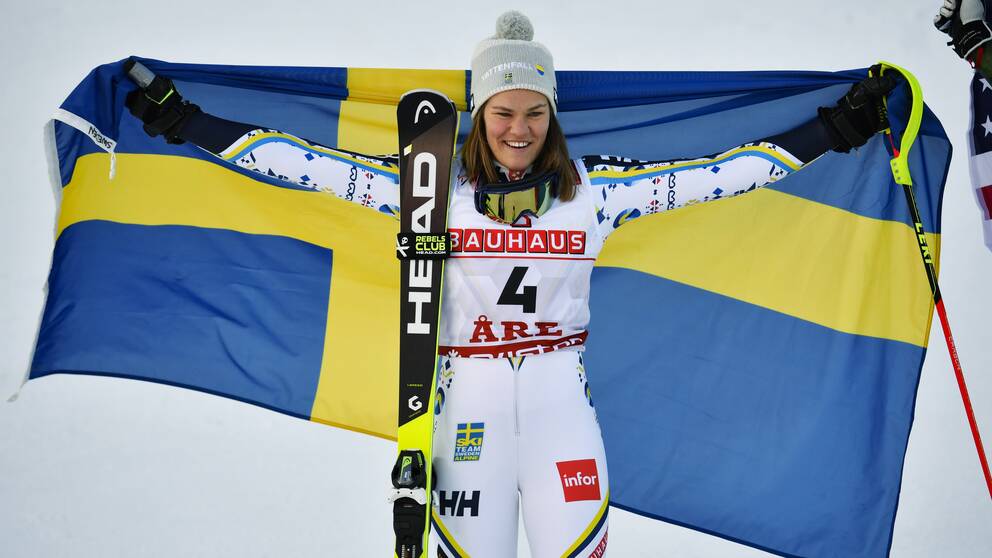 Anna Swenn-Larsson poserar med den svenska flaggan efter andraplatsen i slalom.