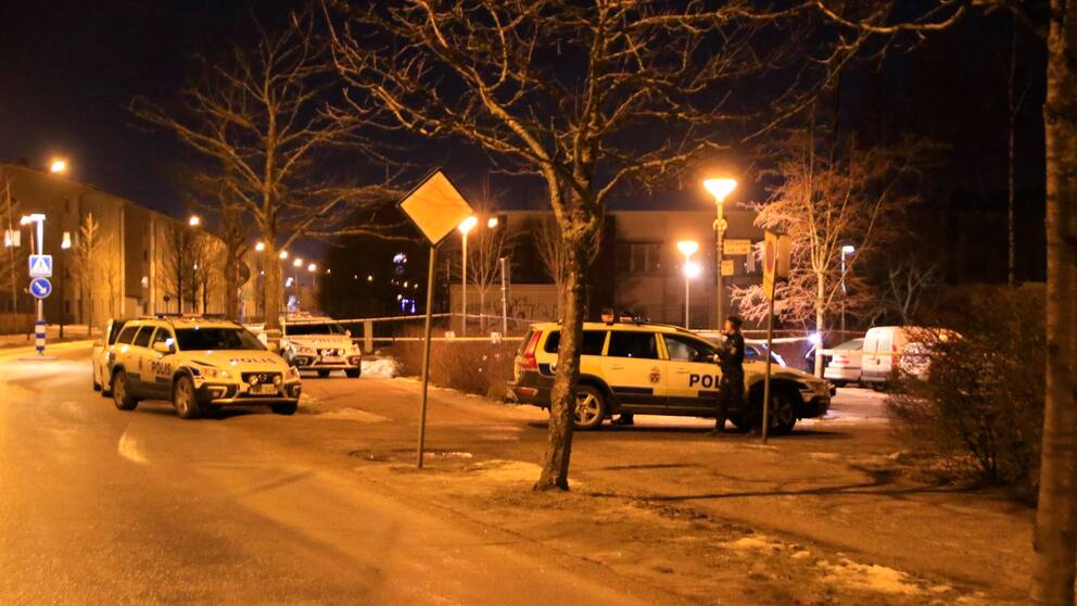 Polisens avspärrningar efter skottlossningen som slutade i att en man i 60-årsåldern dog.