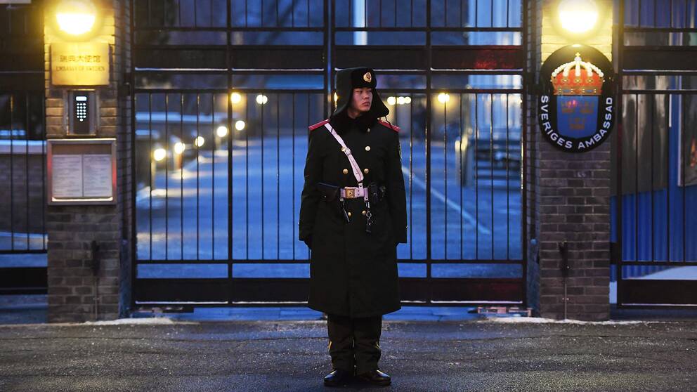 En vakt står utanför svenska ambassaden i Peking.