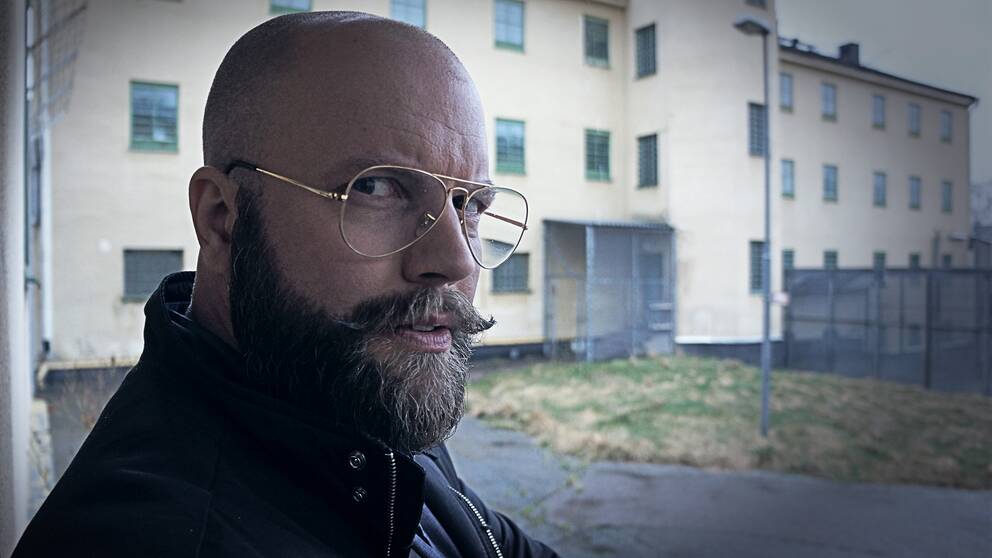 Melker Becker, programledare för Svenska hemligheter: Fängelset.