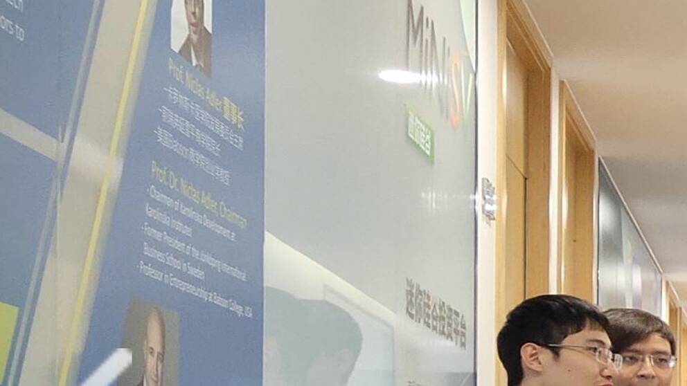 På Kevin Lius bolag MiniSV i Nanjing i Kina finns en bild av Fredrik Reinfeldt som är konsult i bolaget NGT. Reinfeldt förnekar att han varit i Nanjing och säger att han aldrig har träffat Kevin Liu och att han inte känner till Lius företag. 