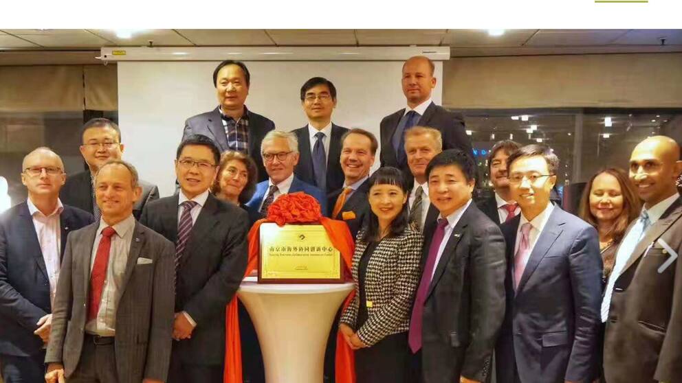 På bilden på Kevin Lius företags hemsida firas ett stadsplaneringsprojekt i Kina där KTH:s före detta vice rektor Ramon Wyss (andra från vänster) deltagit. 