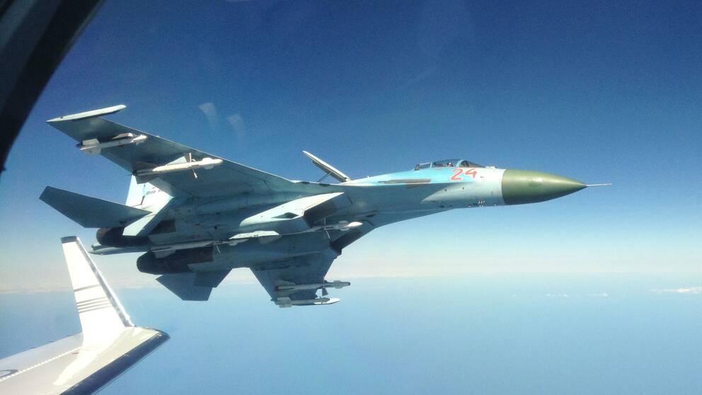 Rysk Su-27 fotograferad på nära håll från svenskt signalspaningsflygplan i oktober 2014. 