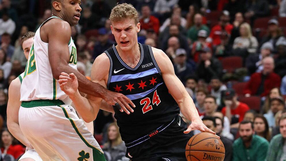 Chicagos Lauri Markkanen med bollen.