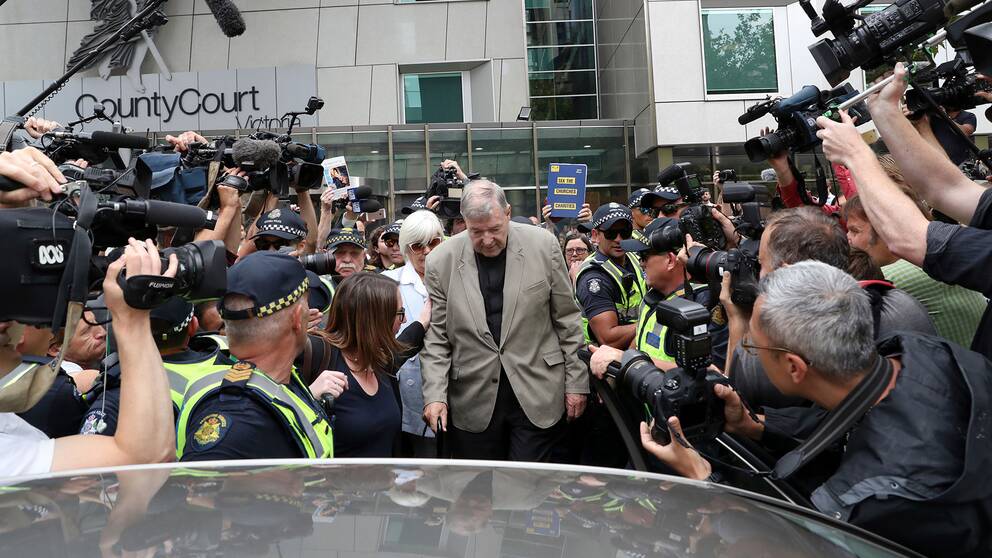 Kardinal George Pell lämnar domstolen i Melbourne i Australien.