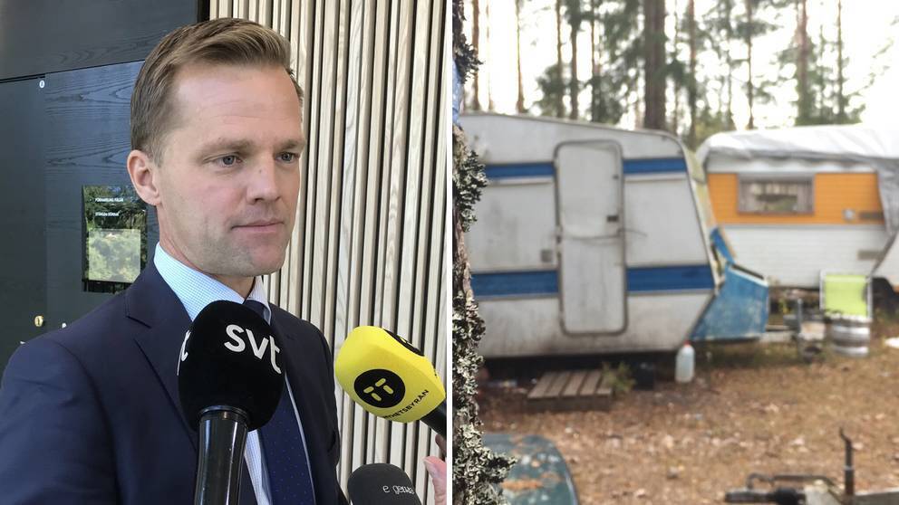 På bilden syns åklagare Måns Biörklund prata med ett samlat pressuppbåd på rättegången, samt en bild från det husvagnsläger där tiggarna levde i misär utanför Växjö.
