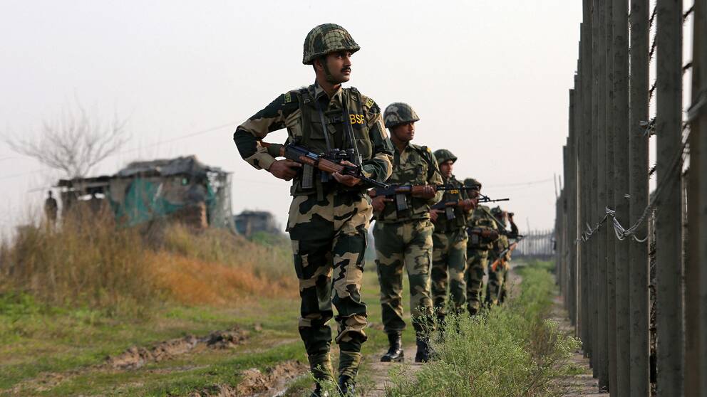 Indiska gränssoldater patrulerar längs gränsen mot Pakistan.
