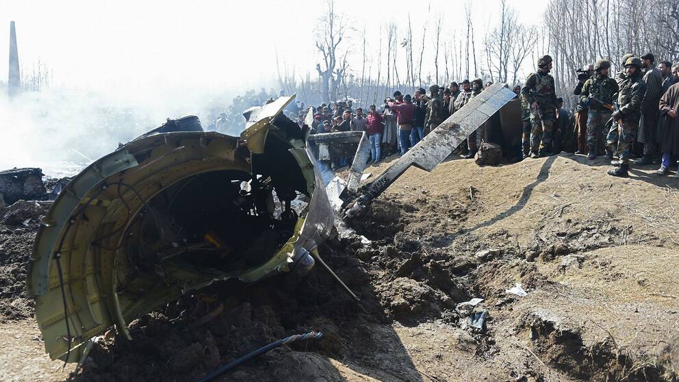 Indiska soldater omger det nedskjutna stridsflygplanet