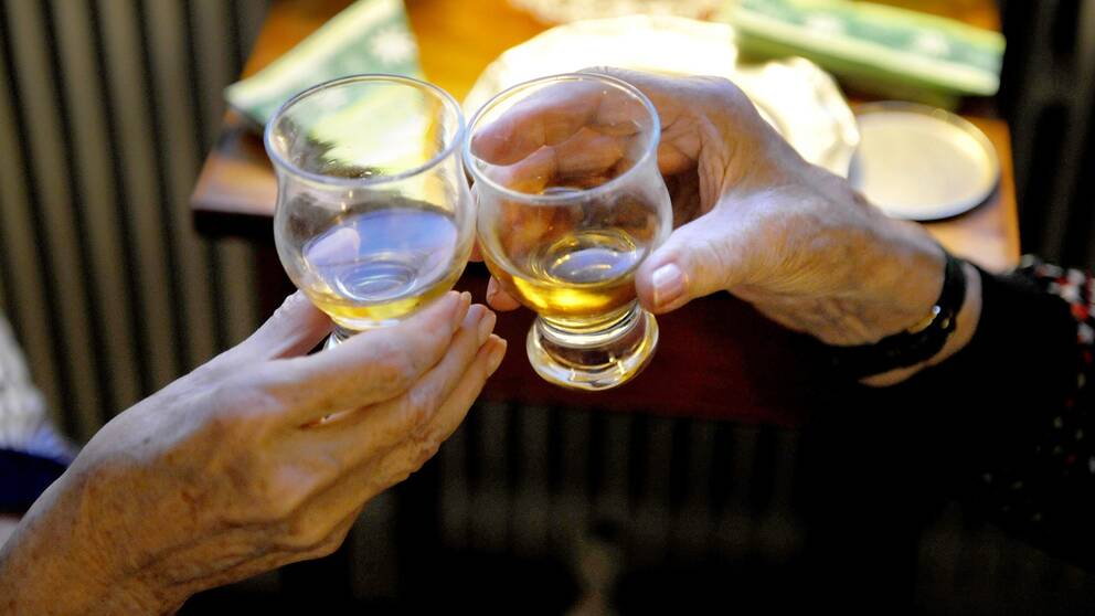 Många blir känsligare för alkoholens effekter vid stigande ålder. På bilden skålar två äldre damer med whisky.