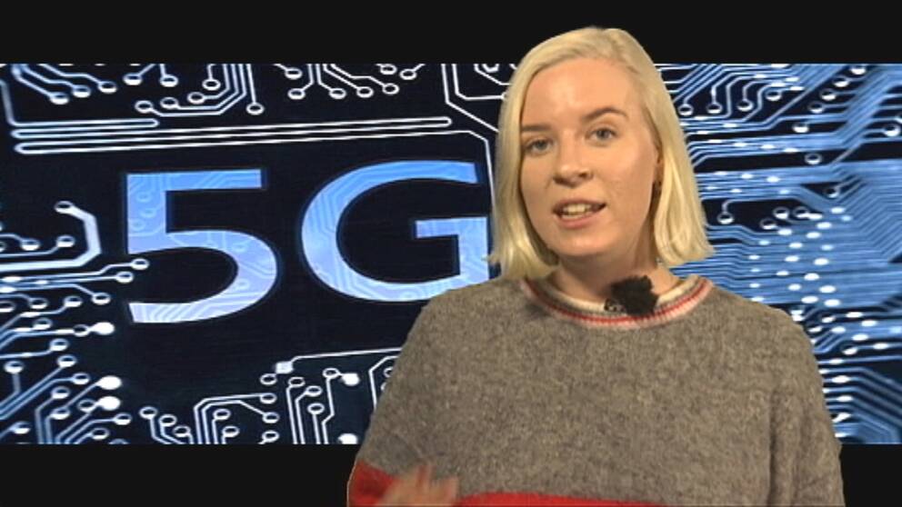 På bilden syns reportern Sofia Ekhem stå och berätta och i bakgrunden syns ett kretskort med en stor logotyp för 5G.