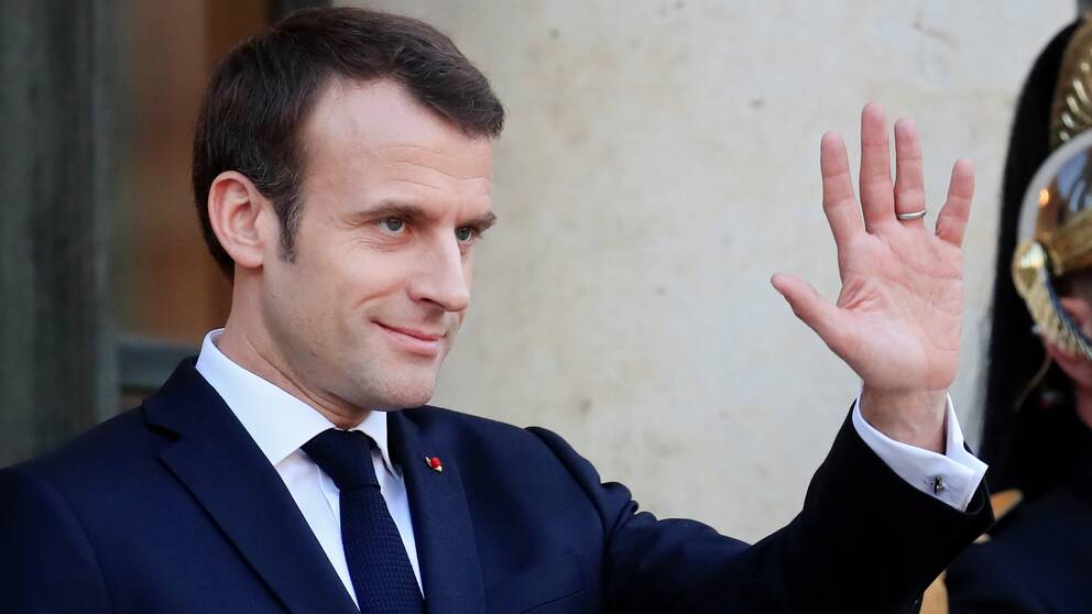 Emmanuel Macron vinkar.