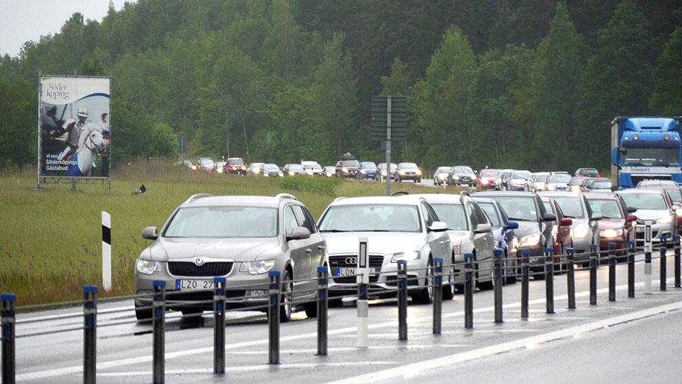 Köerna på E22 innan Söderköping ringlade dagen innan midsommarafton kilometerlånga.