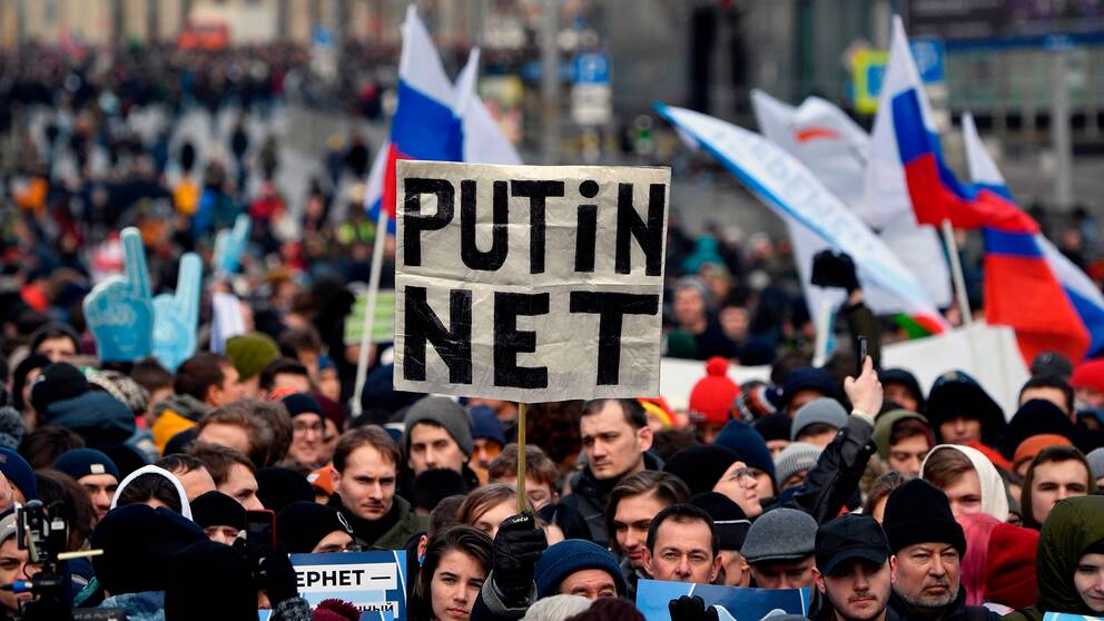 Demonstranter kräver internetfrihet i Moskva.