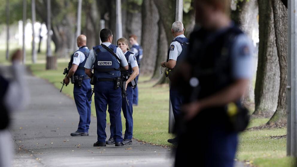 Poliser på plats vid en av de moskéer i Christchurch som attackerades, natten mot fredag svensk tid