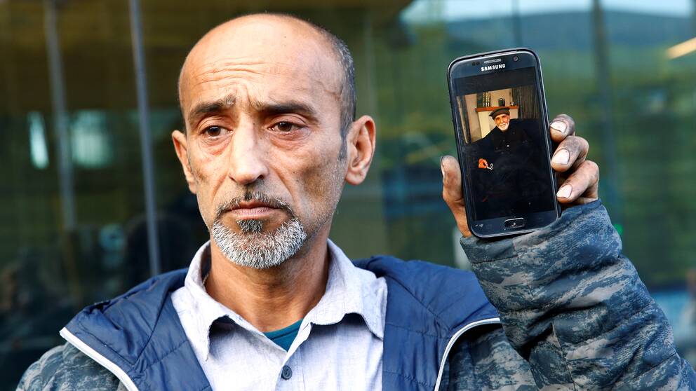 Sonen Omar Nabi visar upp en bild på sin pappa Daoud Nabi.