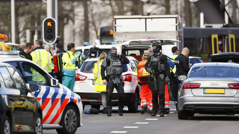 Polis och räddningspersonal vid platsen där skjutningen ägde rum i Utrecht i Nederländerna.