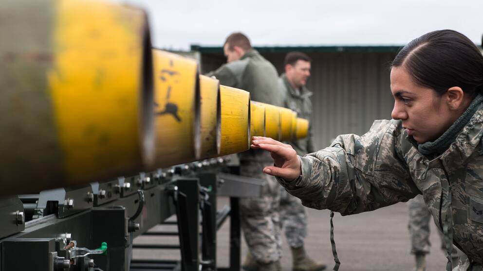 USA:s flygvapen har skickat 200 personer i ett underhållsteam till brittiska flygbasen Fairford. Här inspekteras den främre delen av precisionsstyrda bomber (GBU-38) den 21 mars 2019.