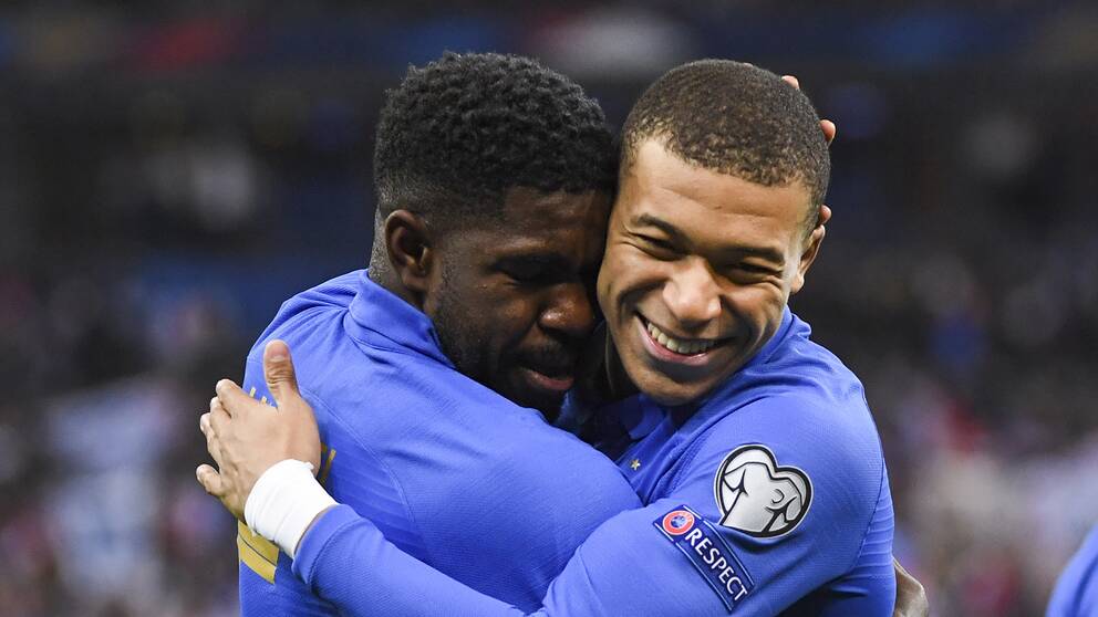 Samuel Umtiti och Kylian Mbappé firar efter den förstnämndes 1-0-mål.