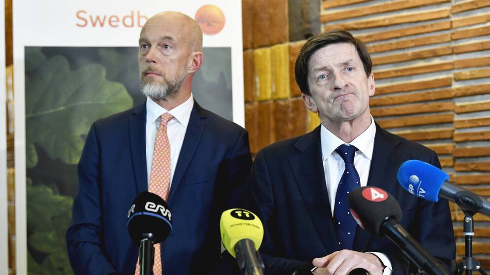 Lars Idermark och Anders Karlsson vid ett bord.