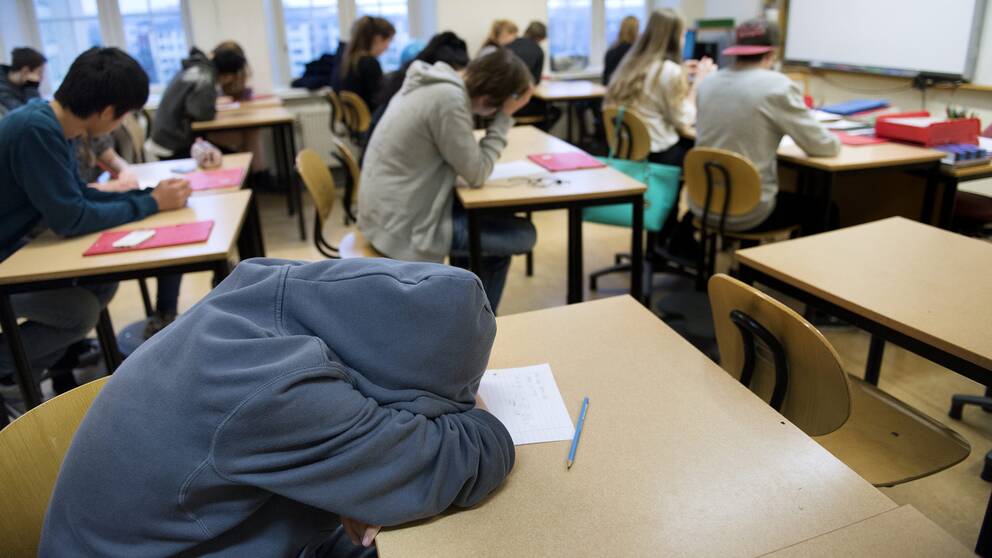 Högstadieelever i ett klassrum.