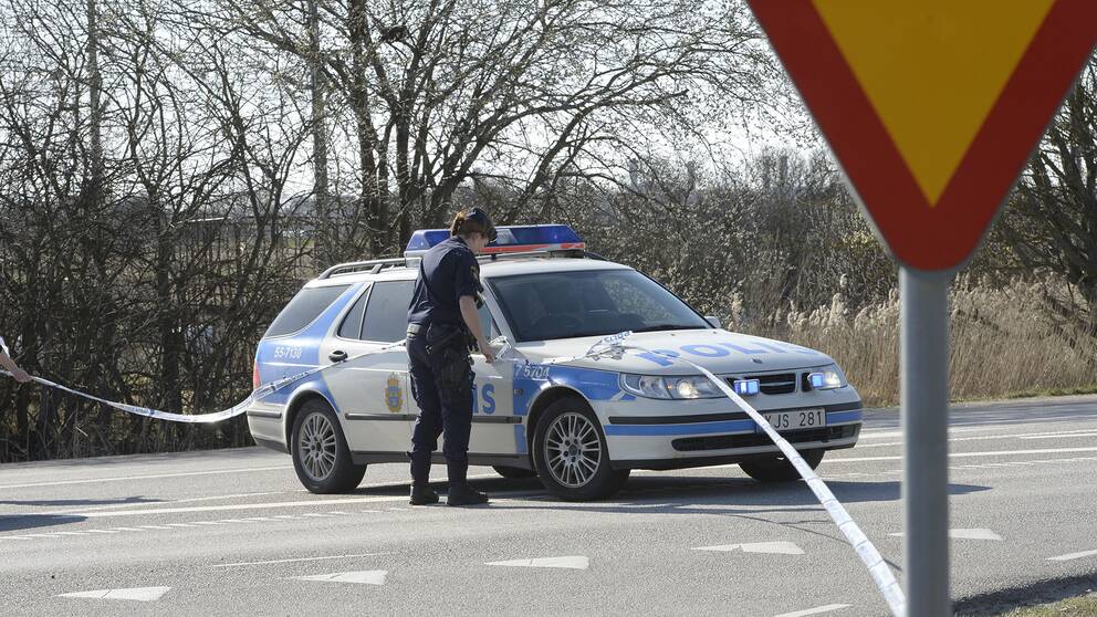 Skottlossning mot polispatrull efter trafikolycka.