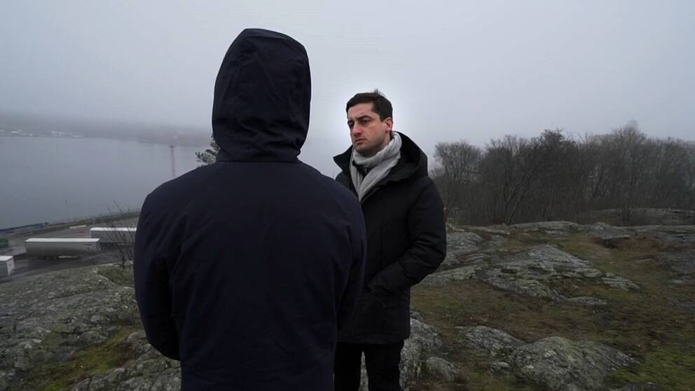 Den före detta langaren bakifrån och SVT:s reporter