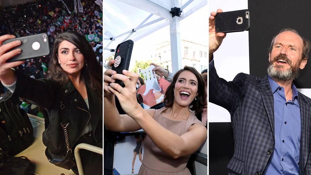 En turkisk kvinna tar en selfie under valnatten i landet i mars. Till höger tar skådespelarna Mandy Moore och Toby Huss selfies.