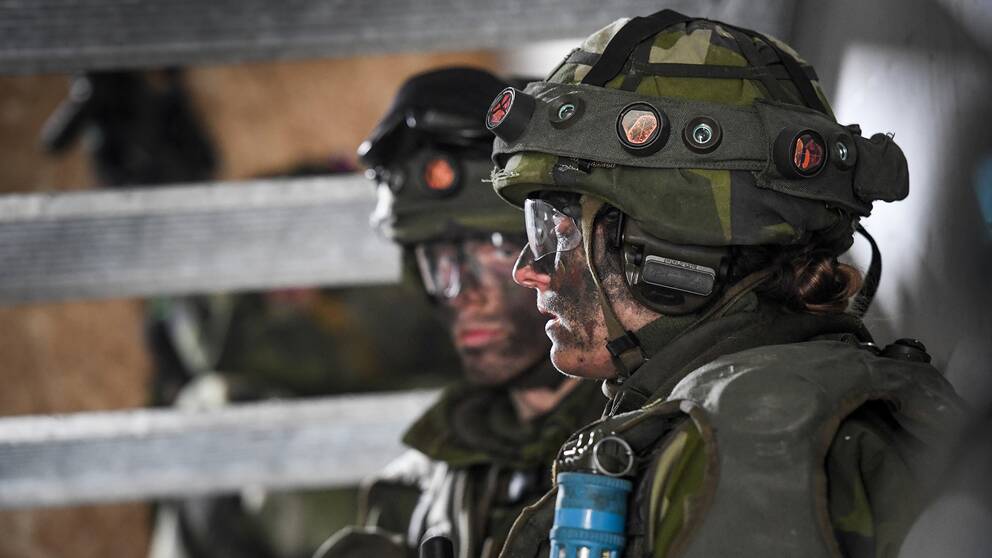 En kvinnlig soldat i full stridsutrustning under övning i markstrid i stadsmiljö. Kvinnliga och manliga rekryter övar lågintensiv strid vid markstridsskolan i Kvarn utanför Borensberg.