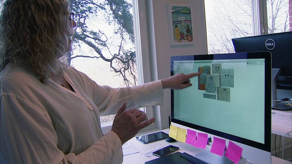 Anneli Tisell visar upp tidiga skisser av Babblarna, som hon menar gjordes före Ola Schuberts teckningar.