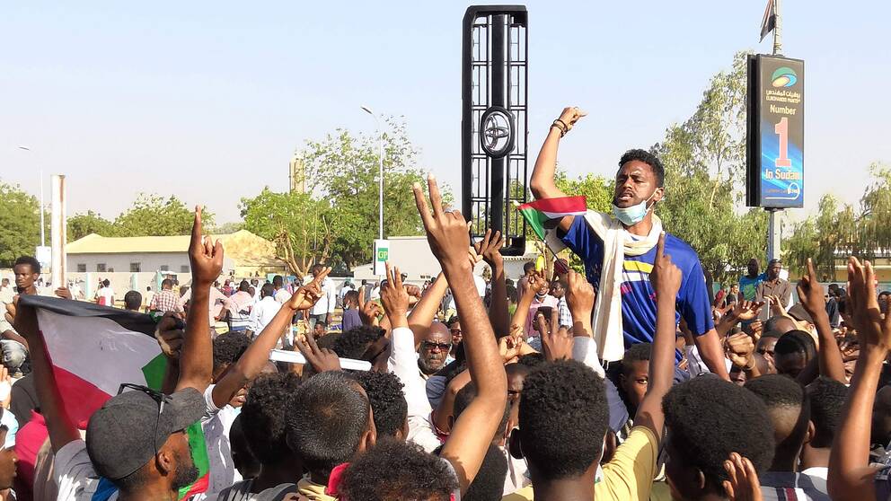 Demonstranter utanför militärhögkvarteret i Sudans huvudstad Khartoum.