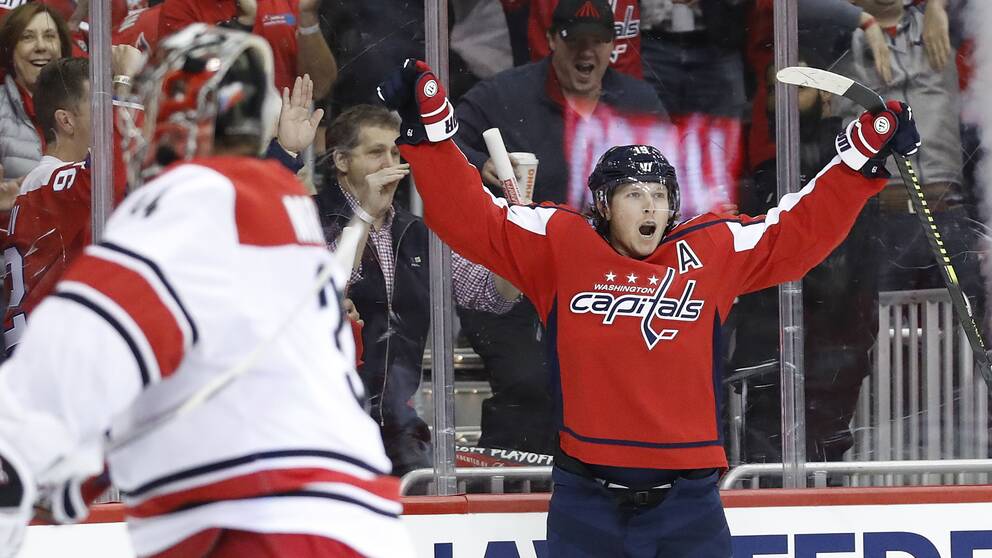 Nicklas Bäckström jublar efter ett av sina två mål när Washington inledde slutspelet med en 4-2-seger mot Carolina.