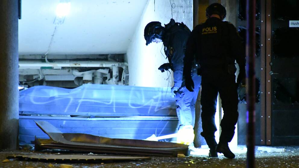 Polisens bombgrupp vid den söndersprängda garageporten under natten till måndagen.