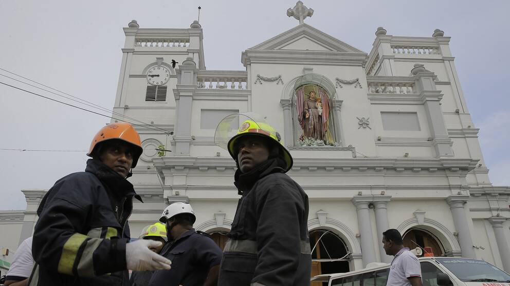 Brandmän framför kyrkan St. Anthony's i Colombia.