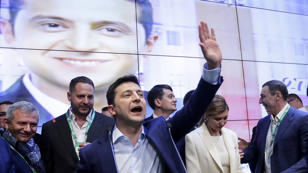 Volodymyr Zelenskij vinkar åt anhängare efter andra omgången av presidentvalet.
