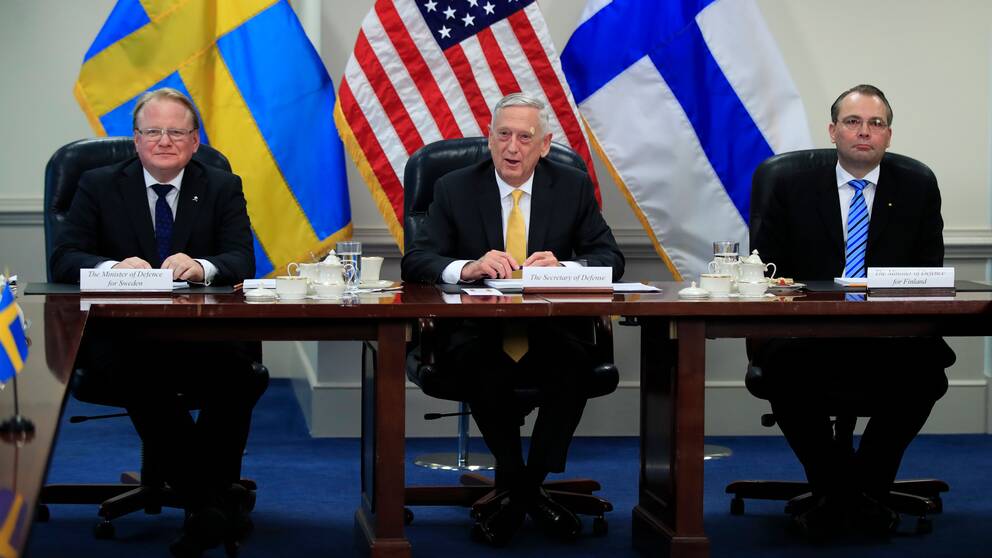 USA:s försvarsminister James Mattis (mitten) när han möter Sveriges försvarsminister Peter Hultqvist (vänster) och Finlands försvarsminister (höger) i Pentagon i Washington den 8 maj 2018. 