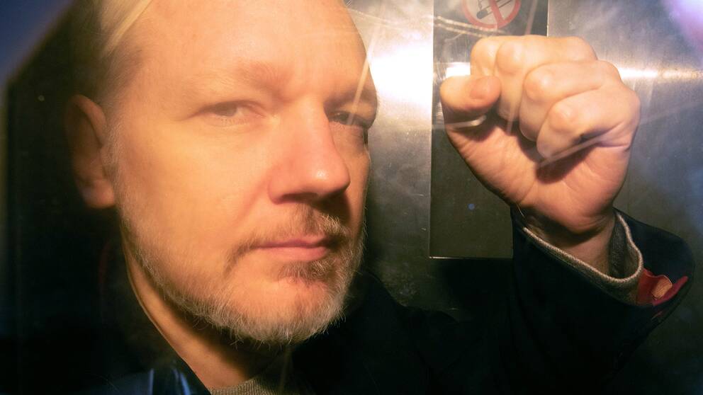 Julian Assange fotograferad genom rutan på fångtransporten utanför domstolen i London, dit han anlände 1 maj för att delges fängelsedomen för borgensbrott