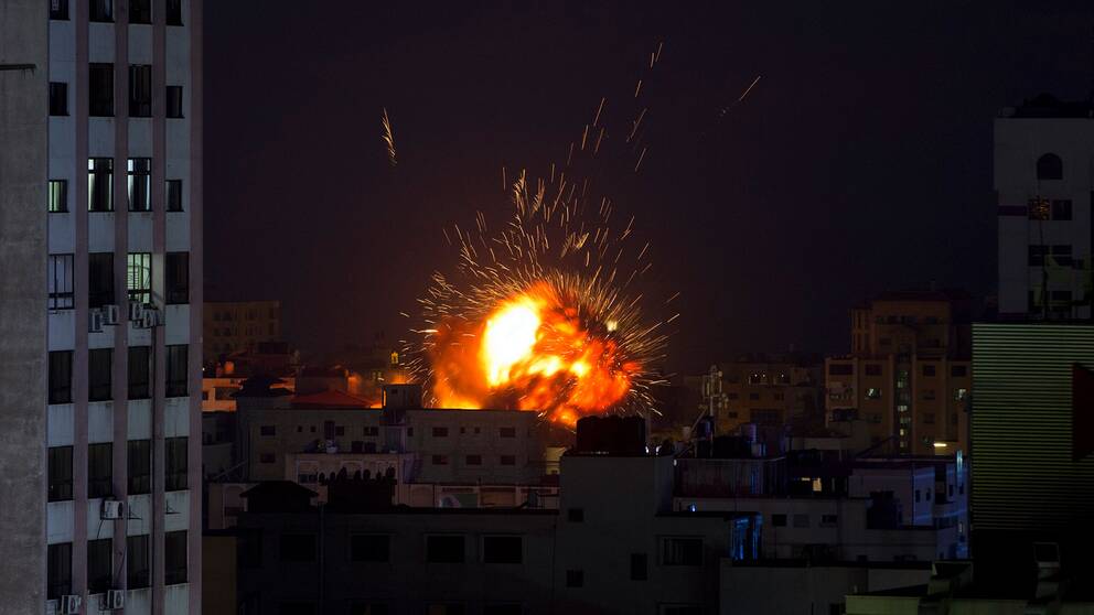 En explosion vid en byggnad i Gazaremsan orsakad av en israelisk flygattack.
