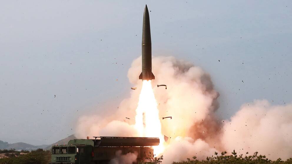 Bild från Nordkoreas regering som visar test av vapensystem i landet den 4 maj.