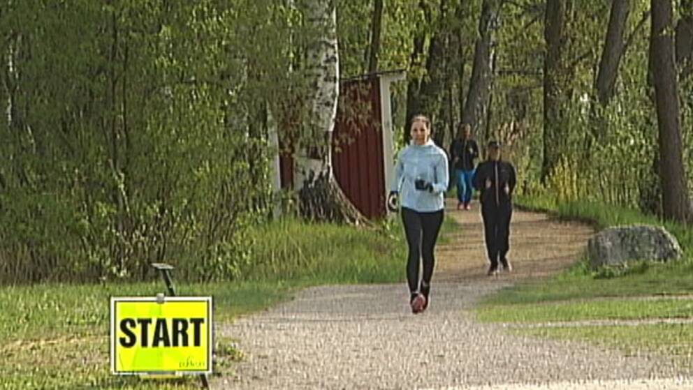 SVT Nyheter Örebros reporter Malin Gotlin joggar mot målgången på Parkrun i Örebro. 