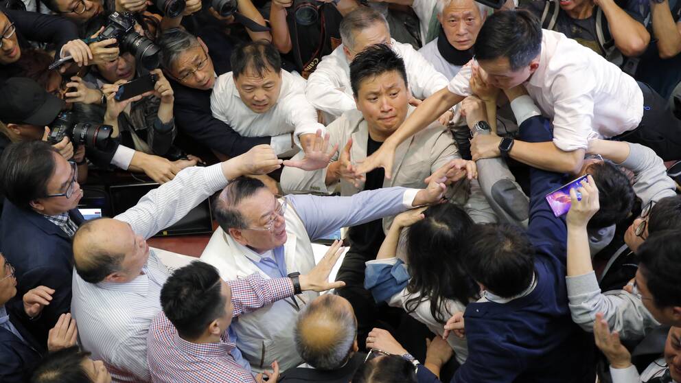 Ledamöter som värnar självstyret och Kina-lojalister bråkade i Hongkongs parlament om ett lagförslag om utlämningar.